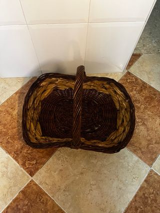 Cesto de mimbre artesanal