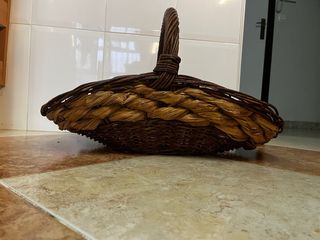 Cesto de mimbre artesanal