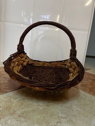 Cesto de mimbre artesanal