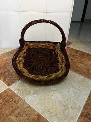 Cesto de mimbre artesanal