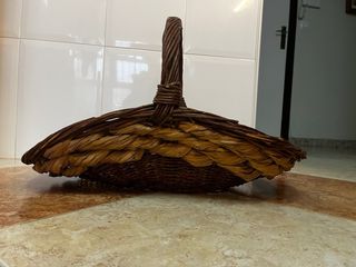 Cesto de mimbre artesanal