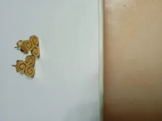 Pendientes dorados con diseño espiral Dos pares