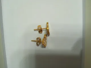 Pendientes dorados con diseño espiral Dos pares
