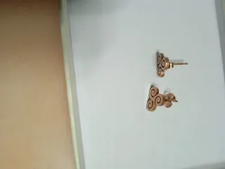Pendientes dorados con diseño espiral Dos pares
