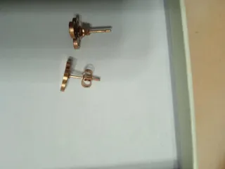 Pendientes dorados con diseño espiral Dos pares