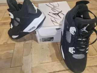 Zapatillas Jordan 4 Negras y Blancas