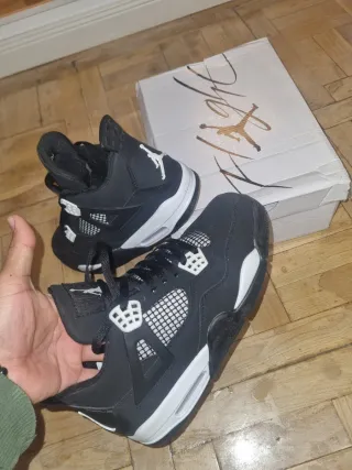 Zapatillas Jordan 4 Negras y Blancas