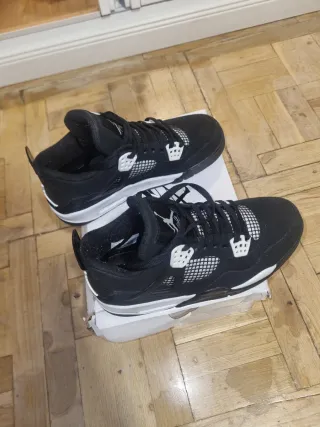Zapatillas Jordan 4 Negras y Blancas