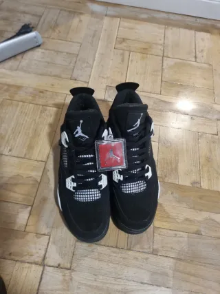 Zapatillas Jordan 4 Negras y Blancas