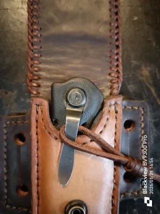 Funda artesanal de cuero navaja.