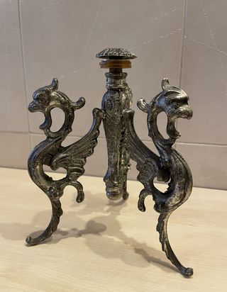 Antico treppiede in metallo stile drago