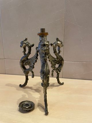 Antico treppiede in metallo stile drago