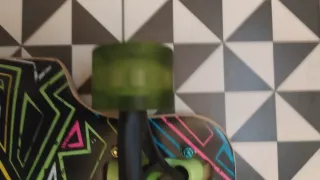 Longboard Muuwmi Negro Ruedas Verdes