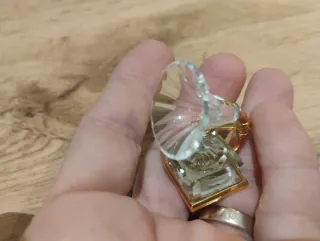 Figura gramófono cristal dorado