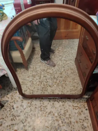 Espejo de madera marrón