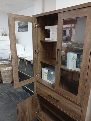 Vitrina de madera con puertas de cristal