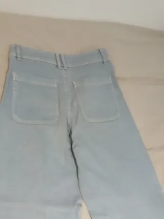 Pantalones grises azulados anchos deshilachados