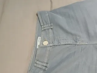 Pantalones grises azulados anchos deshilachados