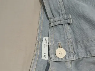 Pantalones grises azulados anchos deshilachados