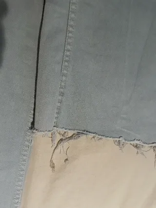 Pantalones grises azulados anchos deshilachados