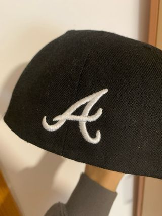 Gorra New Era Negra y Rosa Talla 7 1/8 56.8 cm