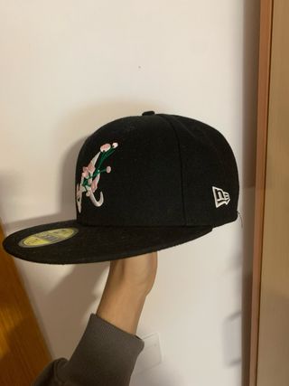 Gorra New Era Negra y Rosa Talla 7 1/8 56.8 cm