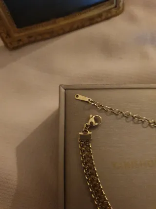 Pulsera dorada nueva con caja