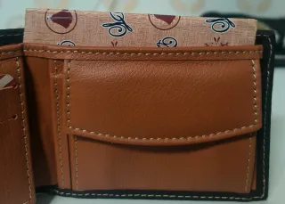 Cartera de piel negra con bordado