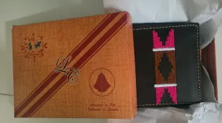 Cartera de piel negra con bordado