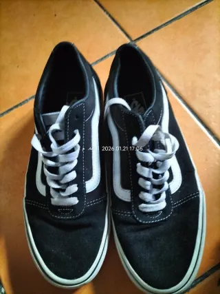 Zapatillas Vans Negras y Blancas