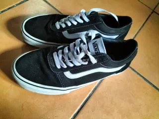 Zapatillas Vans Negras y Blancas
