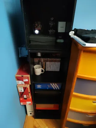 Estantería Negra , un módulo de cuatro huecos