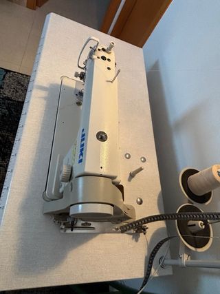Máquina de Coser Industrial Juki
