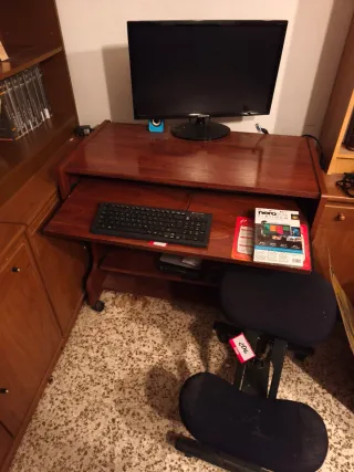 Escritorio de madera marrón