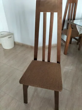 Mesa de comedor con 4 sillas