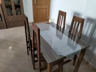 Mesa de comedor con 4 sillas