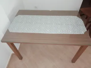 Mesa de comedor con 4 sillas