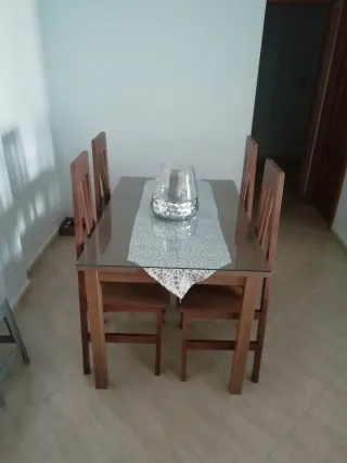 Mesa de comedor con 4 sillas