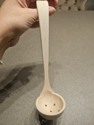 Cuchara de madera para escurrir