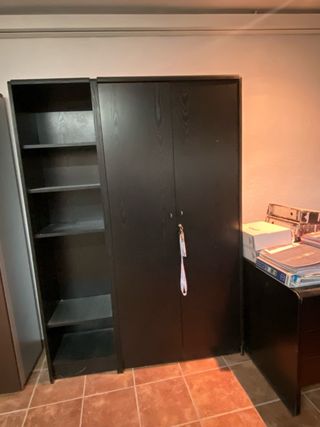 Mesa de oficina con archivadores