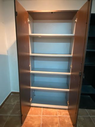 Mesa de oficina con archivadores