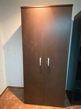 Mesa de oficina con archivadores