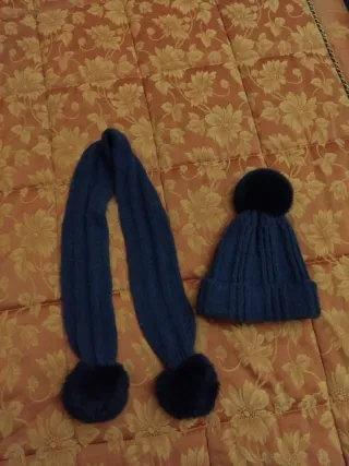 Set cappello e sciarpa blu con pon pon