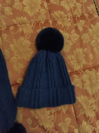 Set cappello e sciarpa blu con pon pon