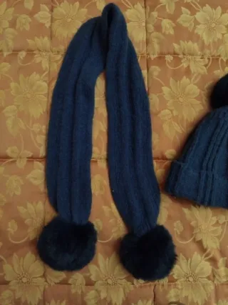 Set cappello e sciarpa blu con pon pon