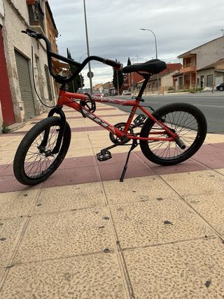 Bicicleta BMX Roja