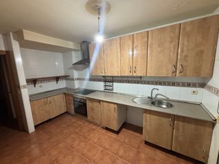 Cocina equipada madera y terracota