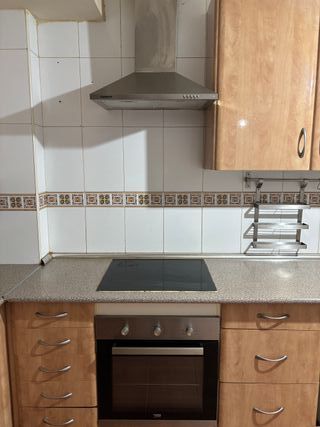 Cocina equipada madera y terracota