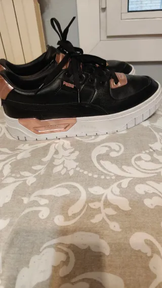 Zapatillas Puma Mujer Negras y oro rosa