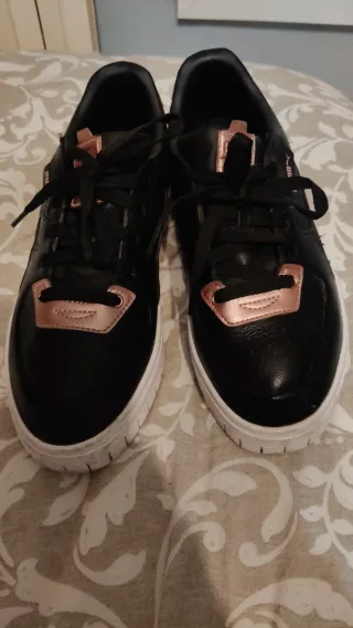 Zapatillas Puma Mujer Negras y oro rosa